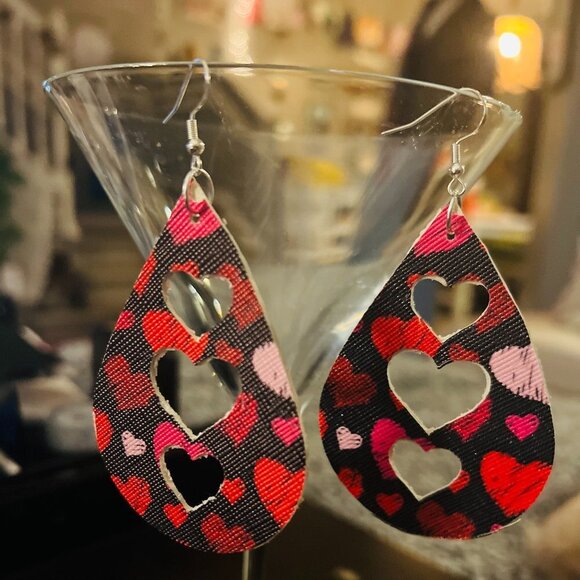 โจ Spice up your Valentine's Day look with our fabulous Heart Faux Leather Earrin - Picture 3 of 5